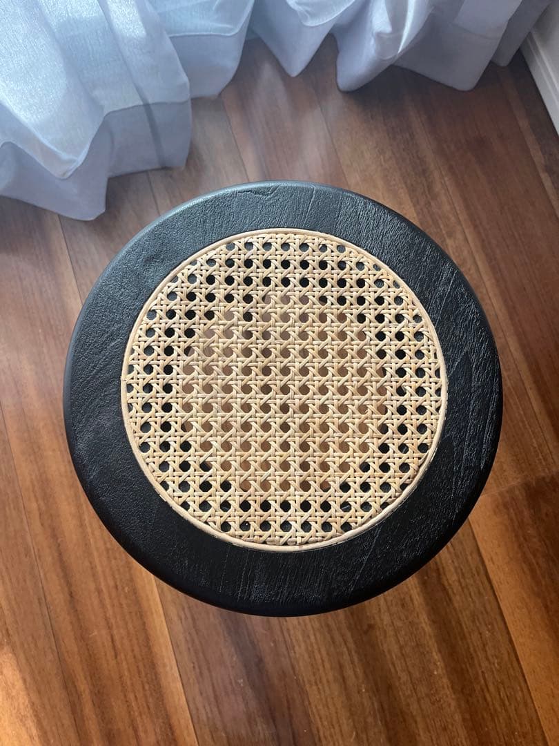 ラタンと木材の黒色スツール