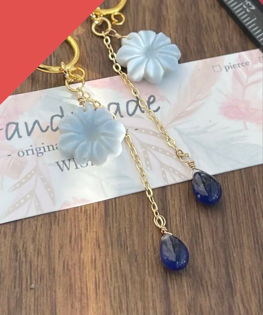 値下げ可愛いブルーオパールフラワーカービングとブルーサファイアのピアスチャーム