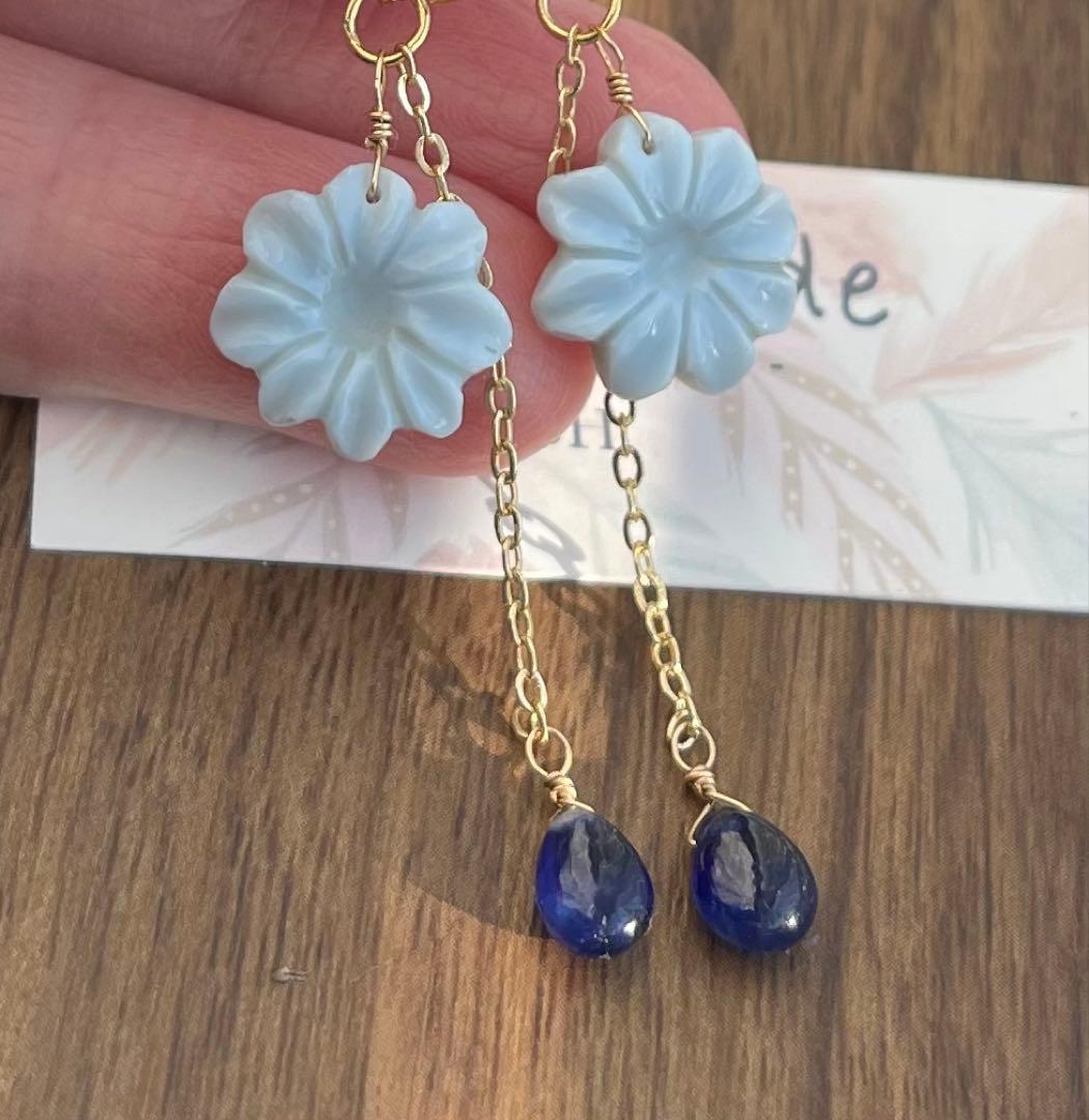 値下げ可愛いブルーオパールフラワーカービングとブルーサファイアのピアスチャーム