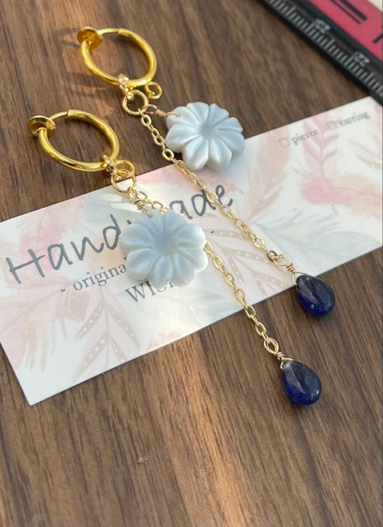 値下げ可愛いブルーオパールフラワーカービングとブルーサファイアのピアスチャーム