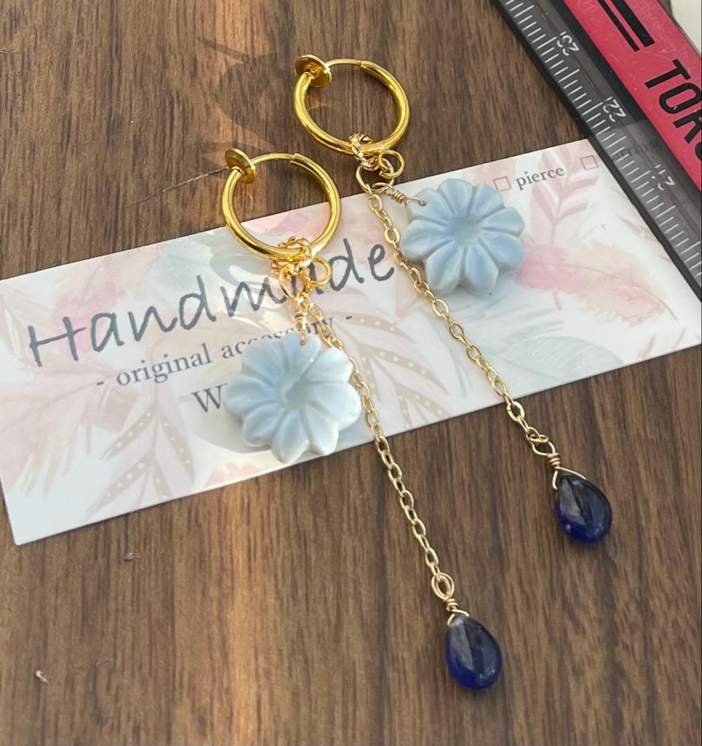 値下げ可愛いブルーオパールフラワーカービングとブルーサファイアのピアスチャーム