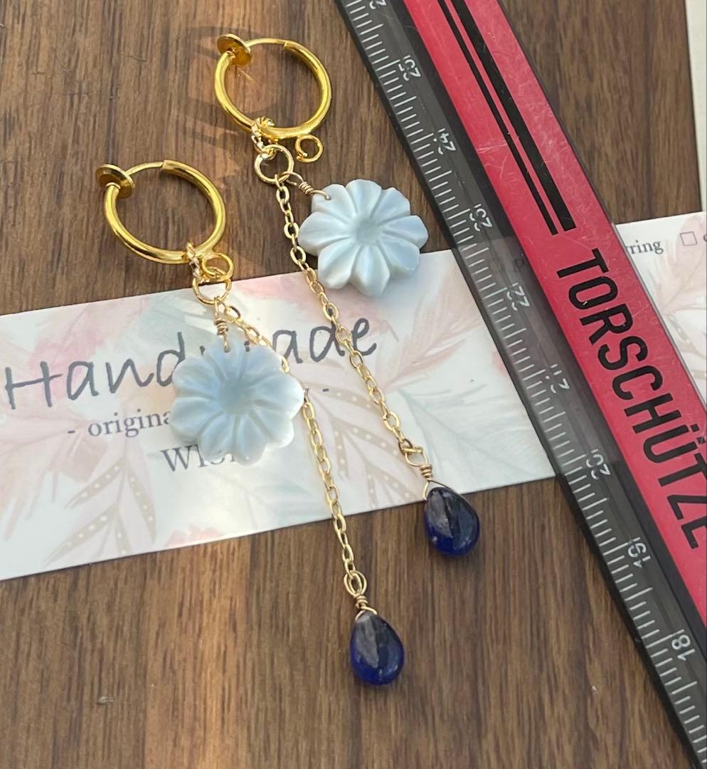 値下げ可愛いブルーオパールフラワーカービングとブルーサファイアのピアスチャーム