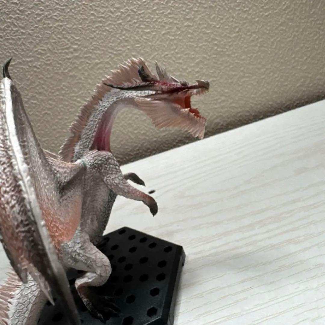 モンスターハンター　ミラボレアス　ミラルーツ　フィギュア