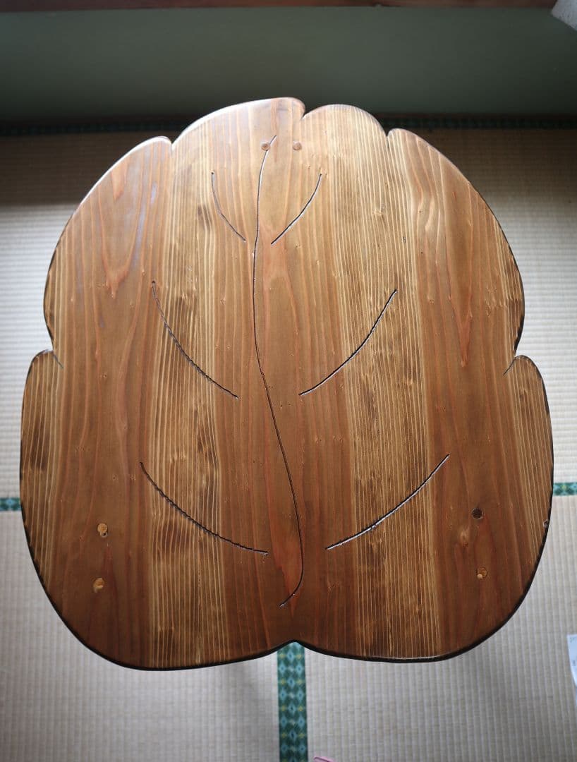 国産杉の葉っぱのテーブル　手作り
