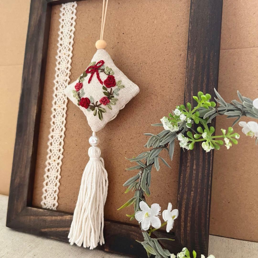 2411-31 タッセルスクエアサシェ 香り袋 クリスマス ローズリース リボン