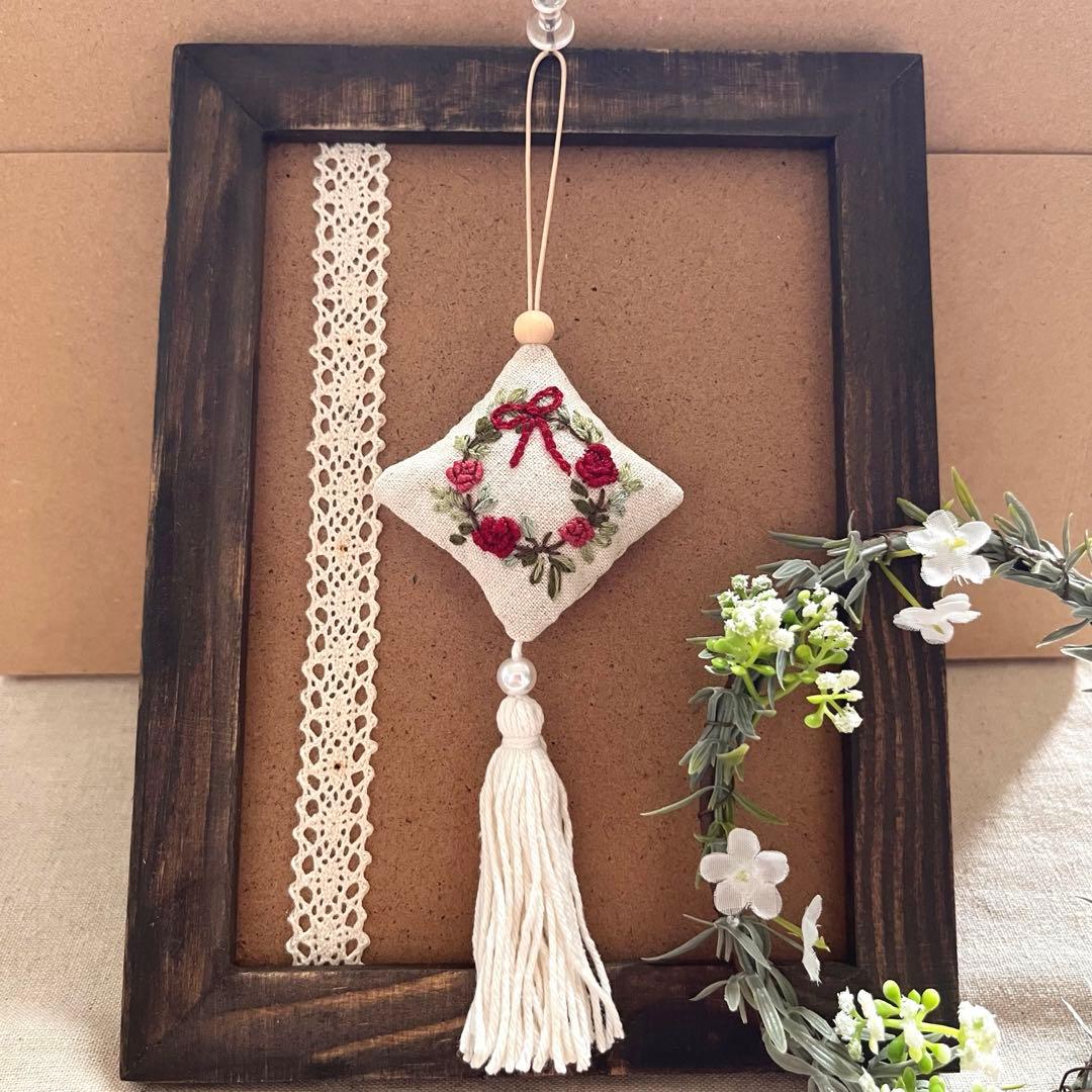 2411-31 タッセルスクエアサシェ 香り袋 クリスマス ローズリース リボン