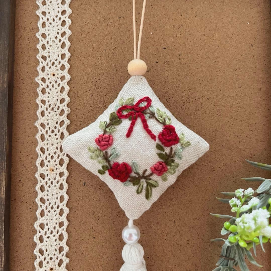 2411-31 タッセルスクエアサシェ 香り袋 クリスマス ローズリース リボン