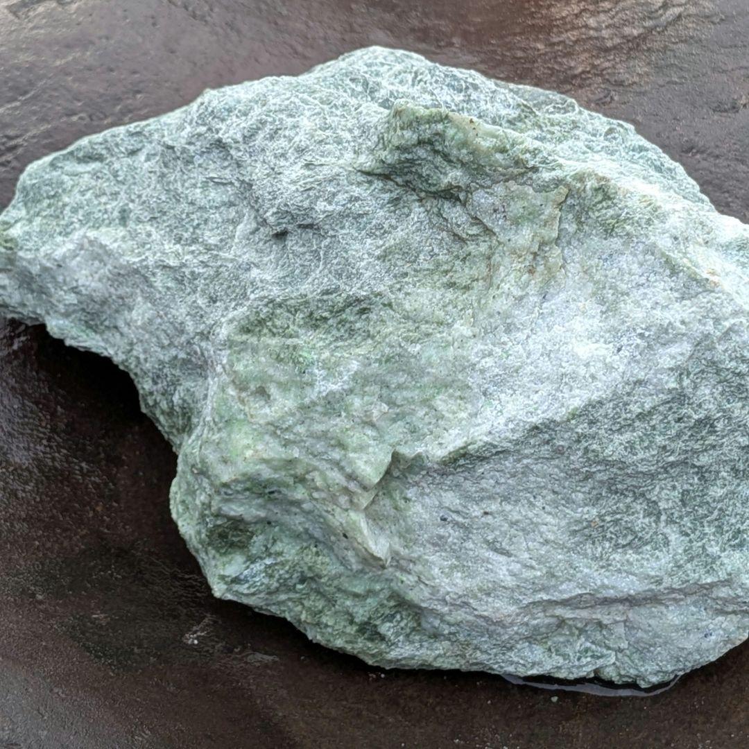 日高翡翠 2.5kg　北海道産　日本銘石　宝石　ひすい　ヒスイ　原石天然石鑑賞石