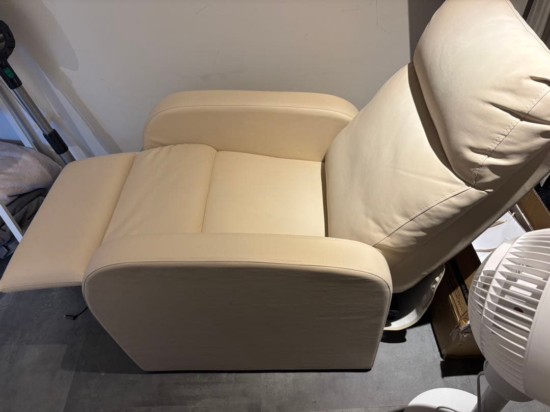 リクライニングチェア　マツエク　ネイル　ホワイトニング　サロン