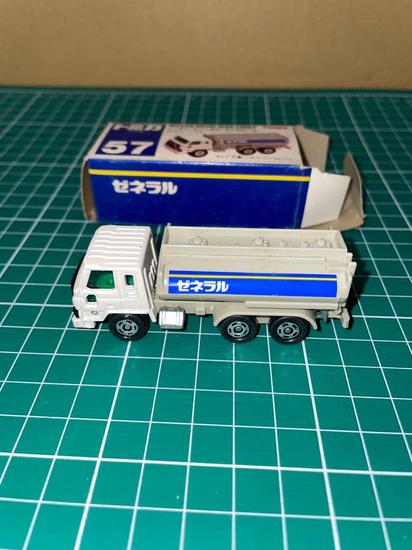 ❣新品❣　⭐︎絶版⭐︎　トミカ No.57 ニッサン ディーゼル タンクローリー　①