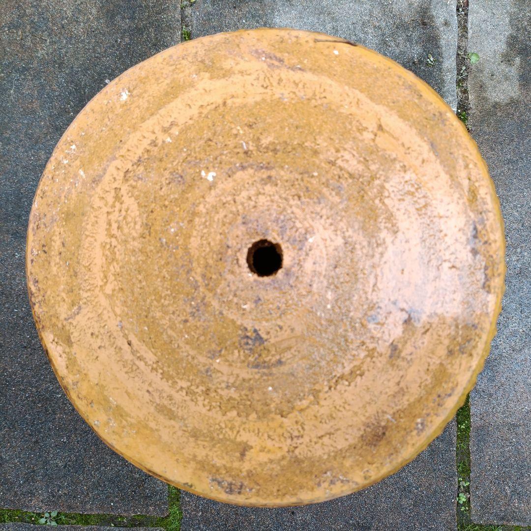 オレンジ色のテラコッタプランター