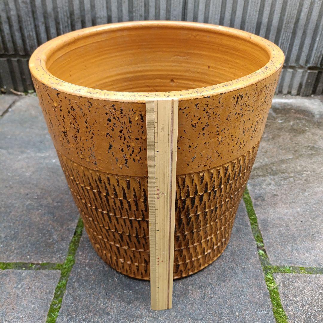 オレンジ色のテラコッタプランター