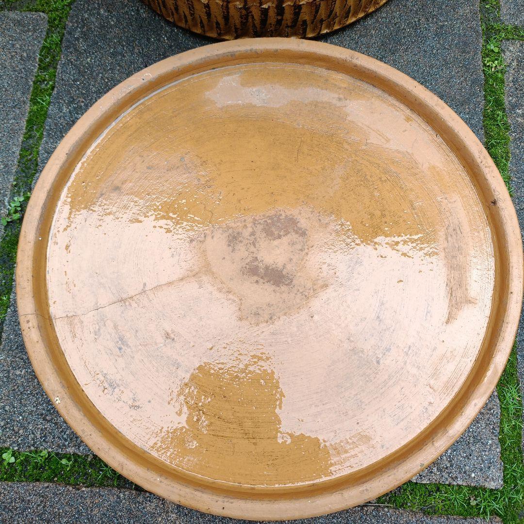 オレンジ色のテラコッタプランター