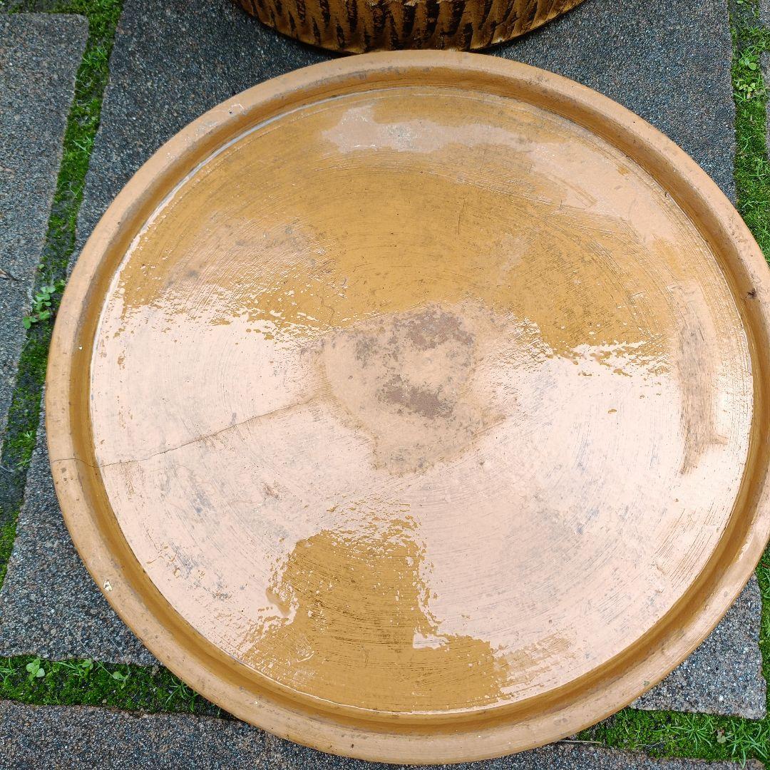 オレンジ色のテラコッタプランター