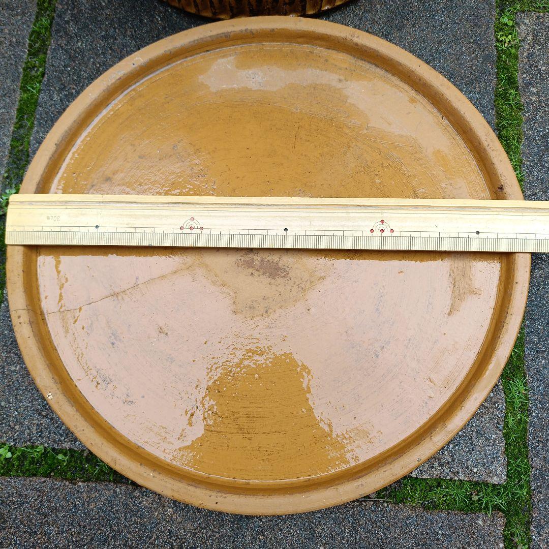 オレンジ色のテラコッタプランター