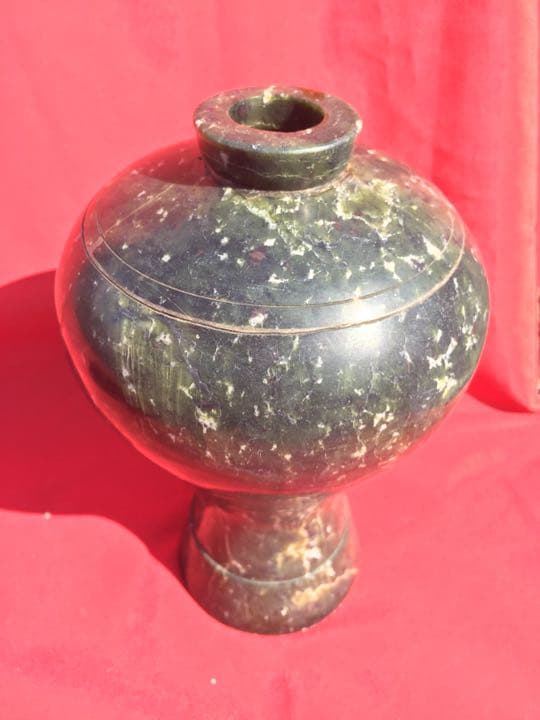 花瓶 和田绿玉梅瓶。花入