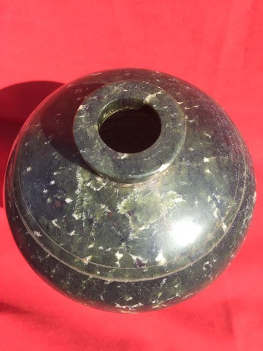 花瓶 和田绿玉梅瓶。花入