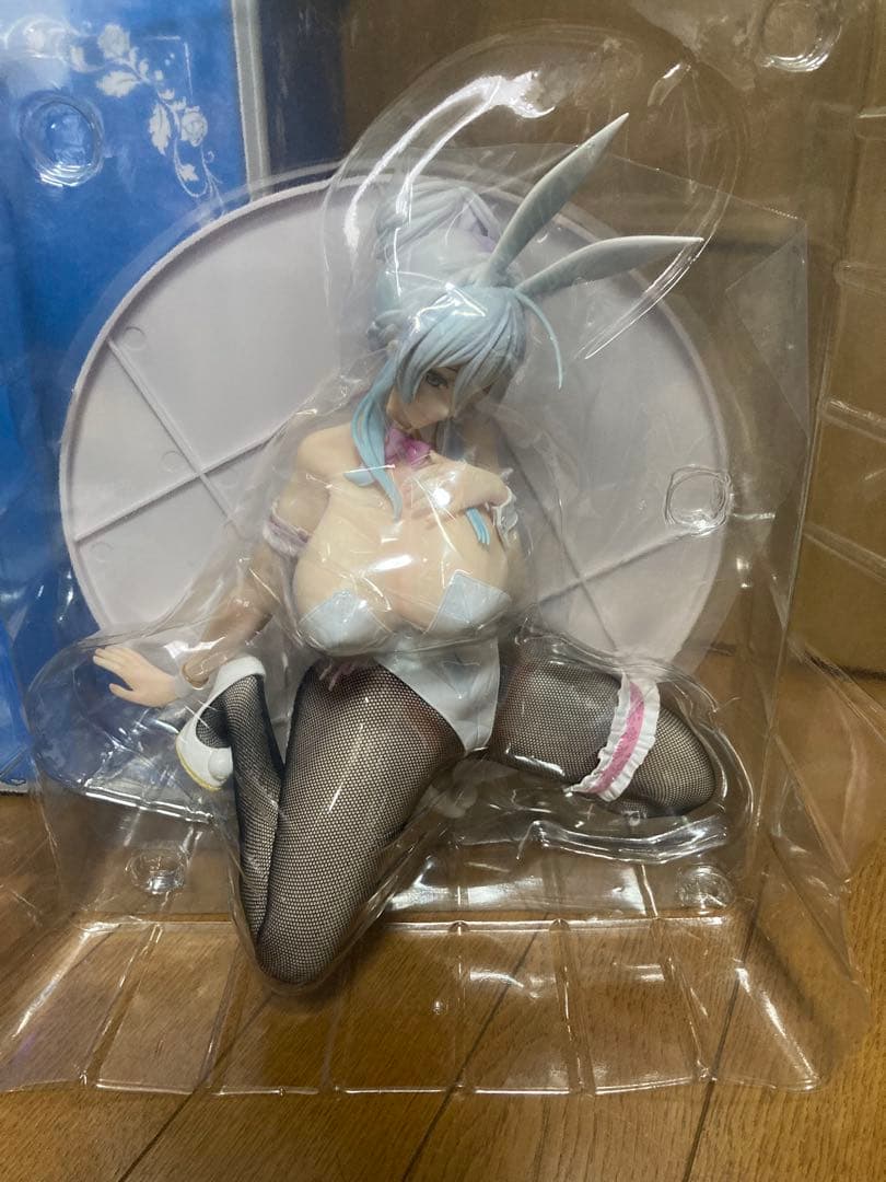 白いバニーガール　フィギュア
