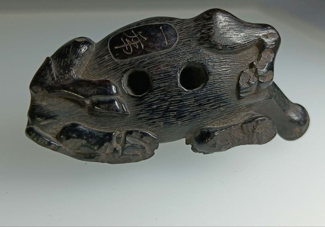 一虎 在銘 根付「伏せ牛」黒檀または埋もれ木 彫 江戸時代