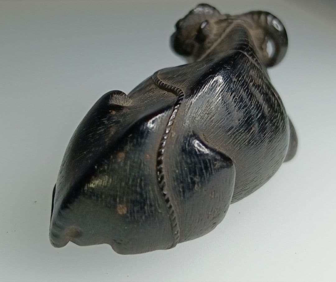 一虎 在銘 根付「伏せ牛」黒檀または埋もれ木 彫 江戸時代