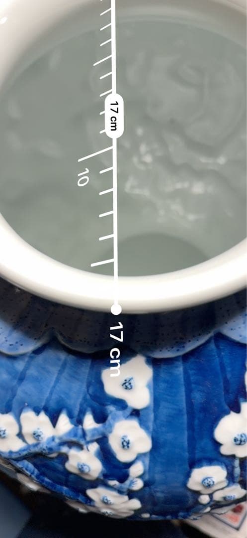 青い花模様の陶器の壺