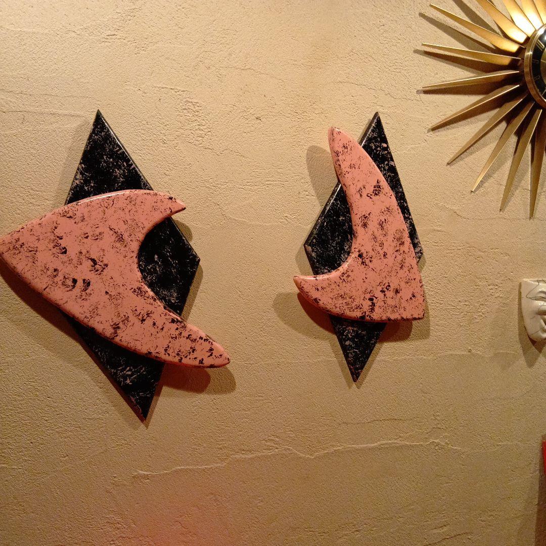 ピンクと黒の木製アートパネル