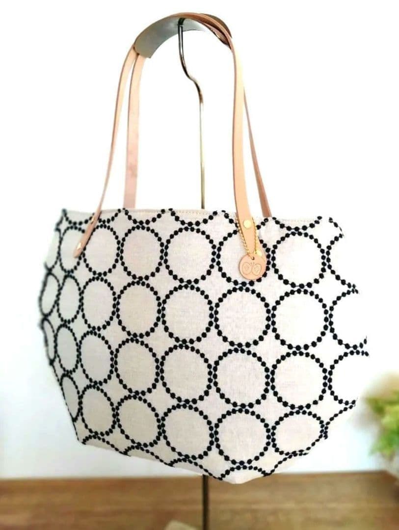 両面たのしめてA4が入る『丸みを帯びた肩掛けトートバッグ』ミナペルホネン タンバリン カンサ トート トートバッグ Mサイズ マスタード｜ミナ