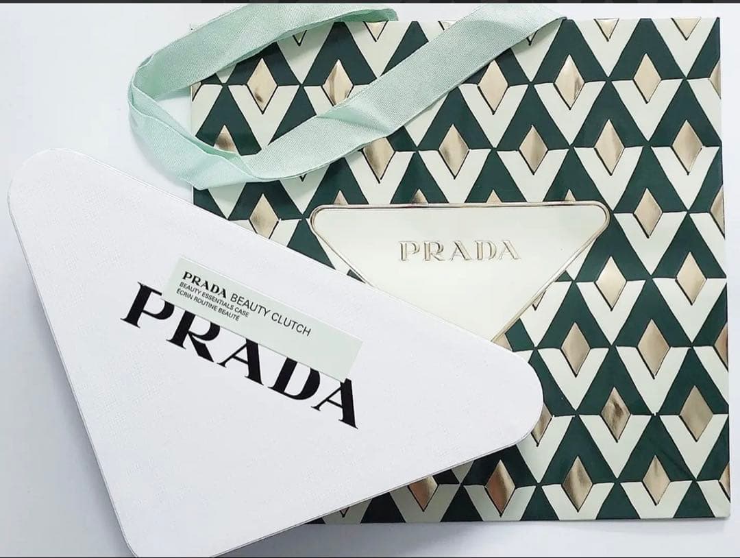 PRADAビューティークラッチ2025 トライアングルメタルケース 中身は