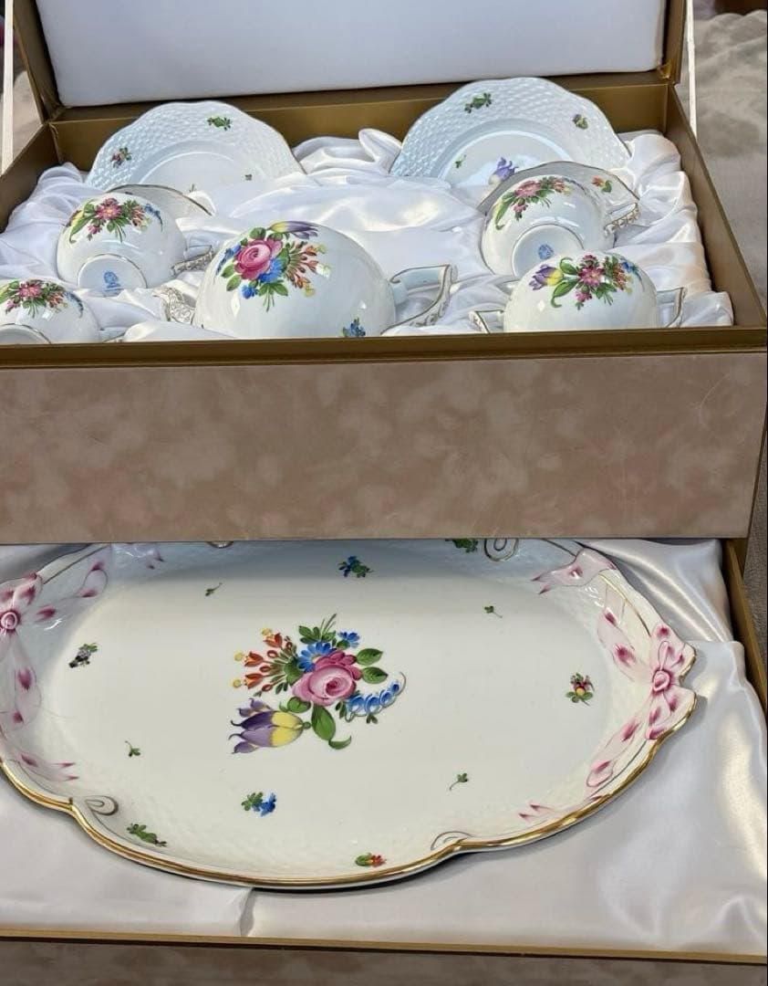 【美品】ハンガリーの名窯ヘレンドの「チューリップブーケ」シリーズのティーセット