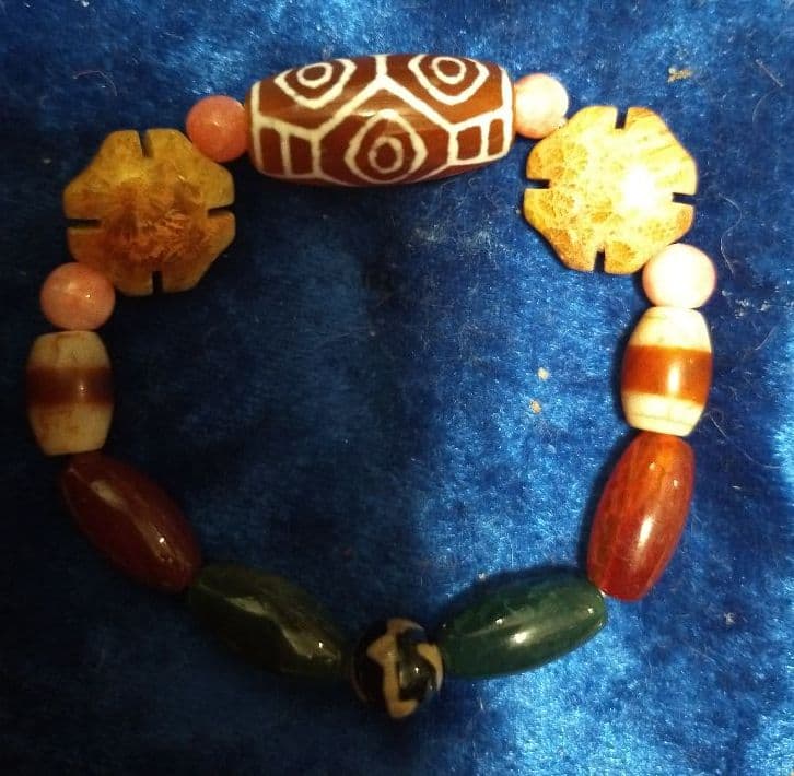 老玉髄赤龍眼・虎牙天珠・龍紋天珠・線天珠　ブレスレット