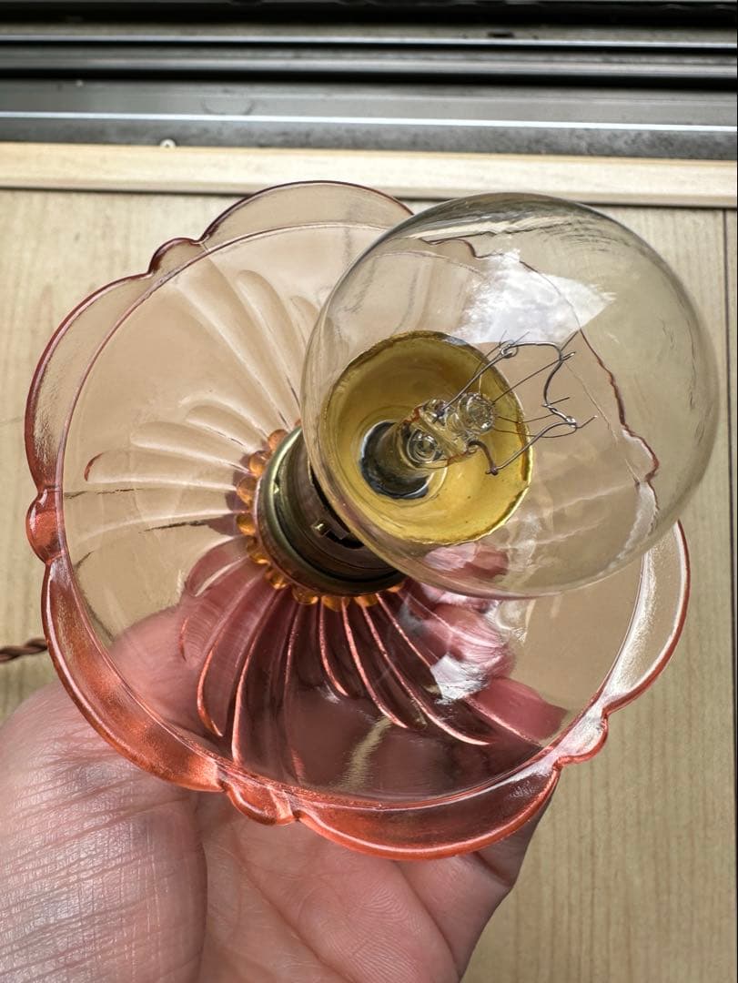 20年代 フランス アンティーク 螺旋模様ピンクガラスのお花アトリエ