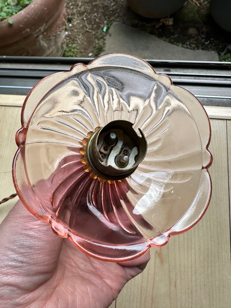 20年代 フランス アンティーク 螺旋模様ピンクガラスのお花アトリエ