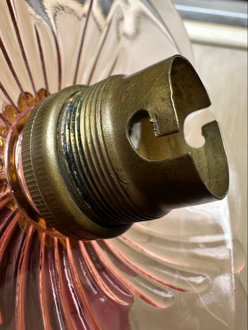 20年代 フランス アンティーク 螺旋模様ピンクガラスのお花アトリエ