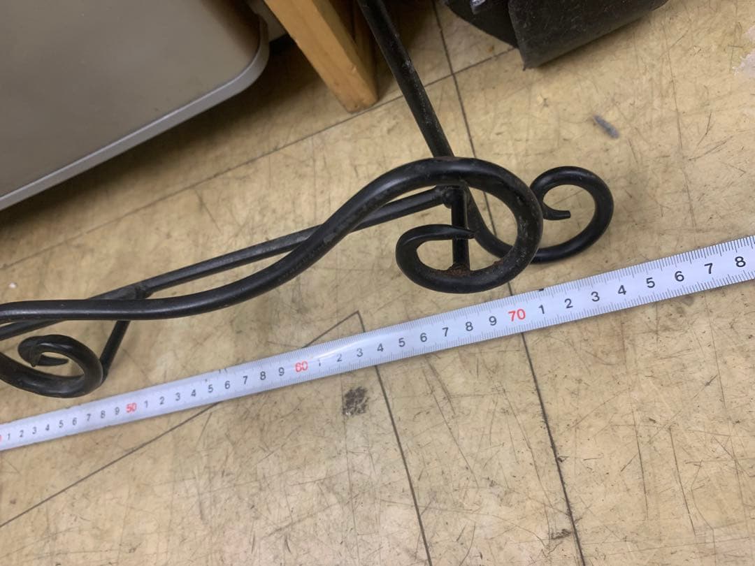 黒い金属製食器スタンド スクロールデザイン