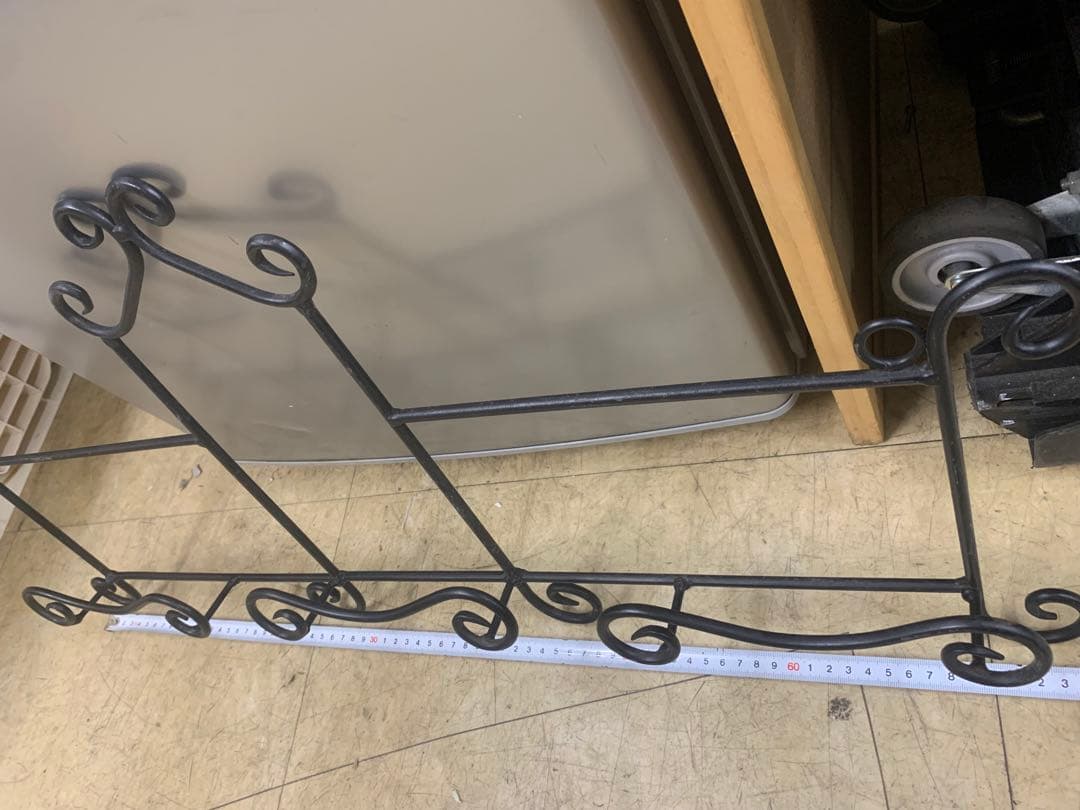 黒い金属製食器スタンド スクロールデザイン