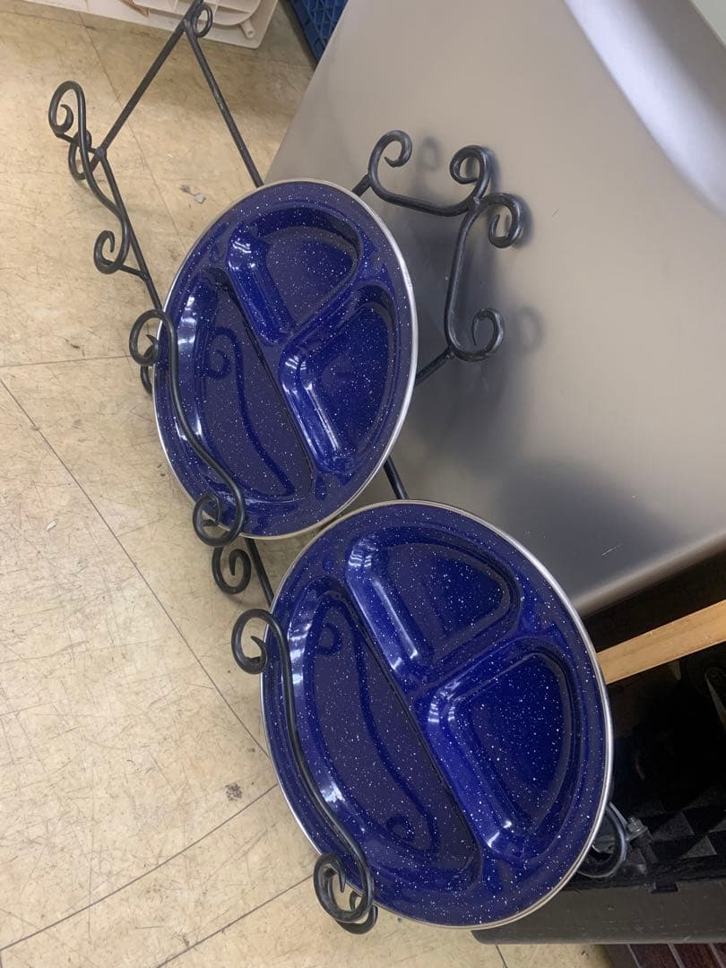 黒い金属製食器スタンド スクロールデザイン