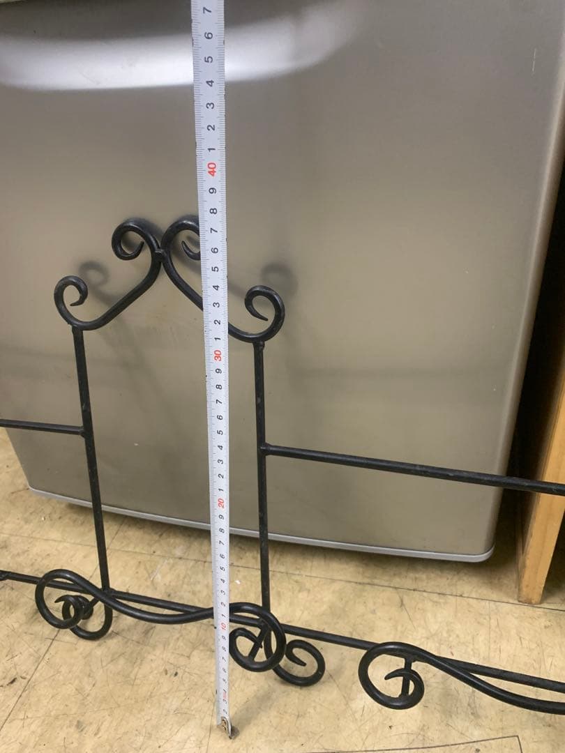 黒い金属製食器スタンド スクロールデザイン
