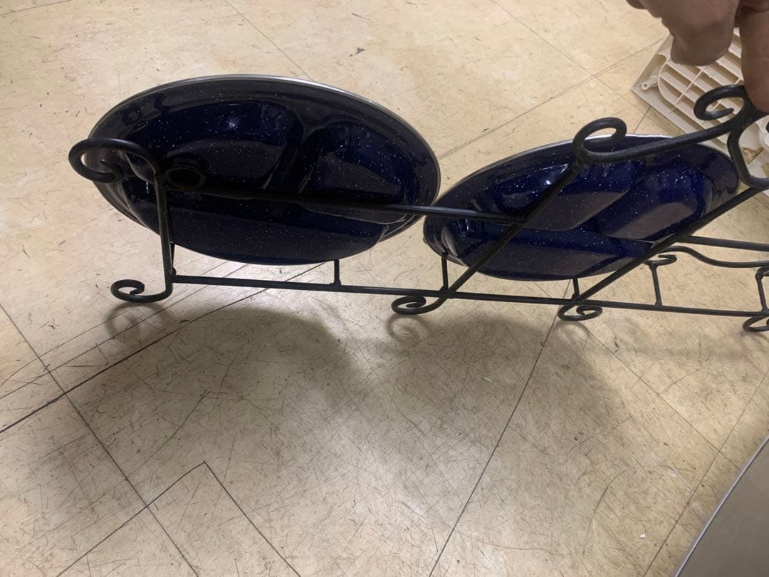 黒い金属製食器スタンド スクロールデザイン