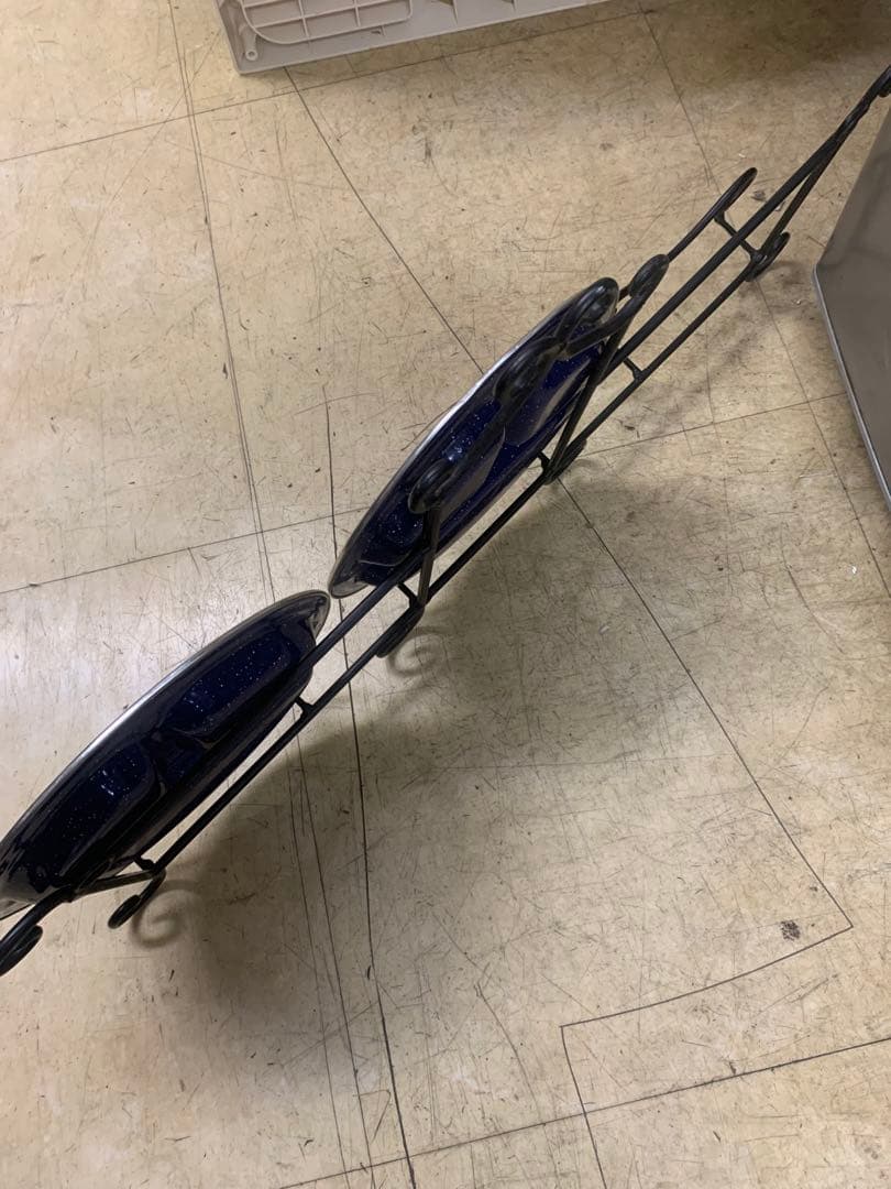 黒い金属製食器スタンド スクロールデザイン