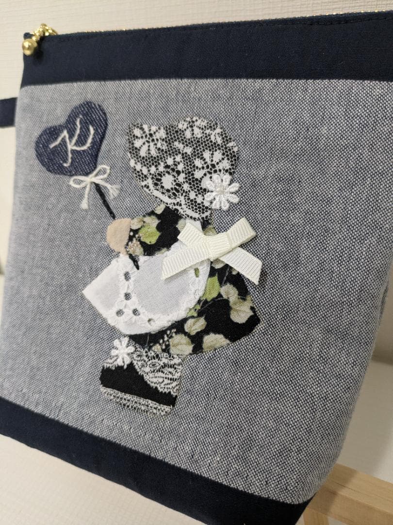 ご予約品　イニシャル入り　レース柄のお帽子が大人可愛いスーちゃんポーチ