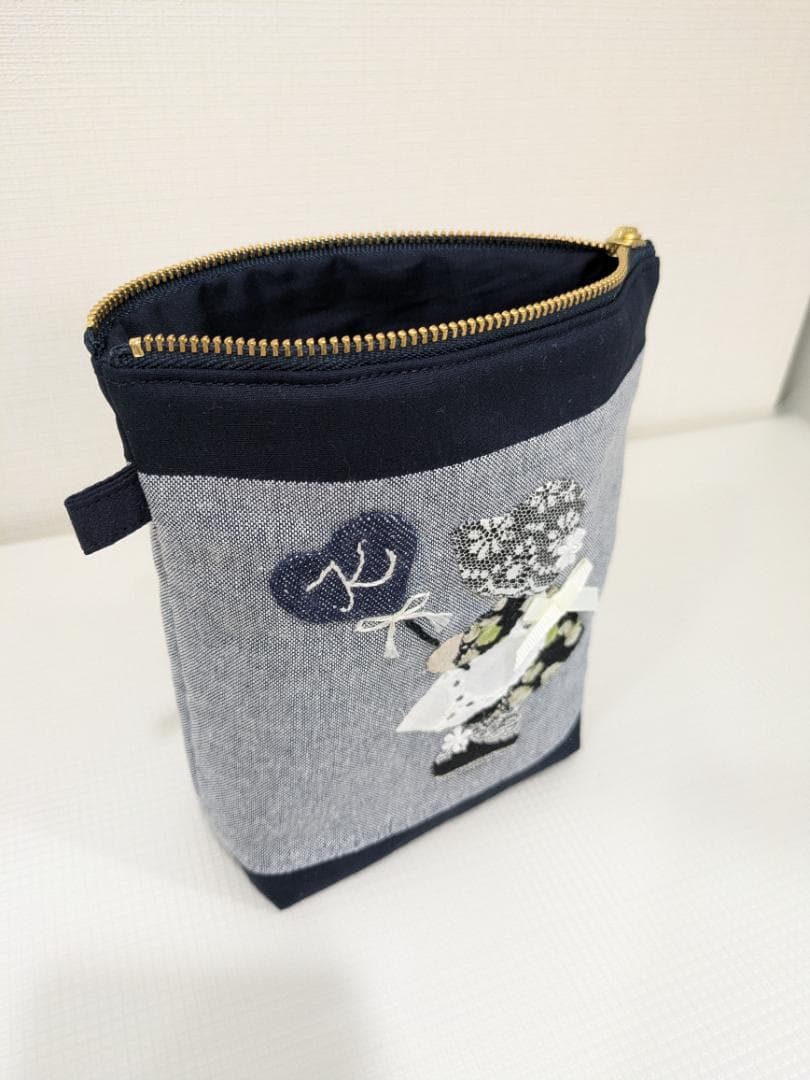 ご予約品　イニシャル入り　レース柄のお帽子が大人可愛いスーちゃんポーチ