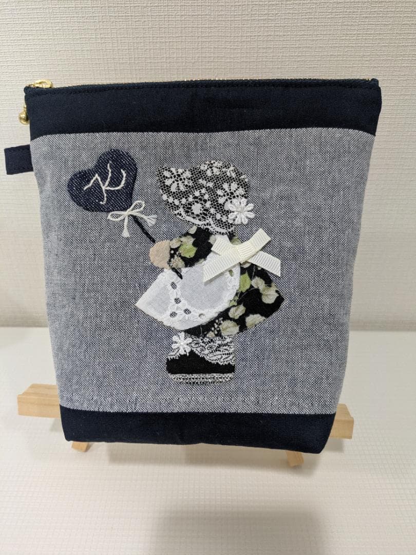 ご予約品　イニシャル入り　レース柄のお帽子が大人可愛いスーちゃんポーチ