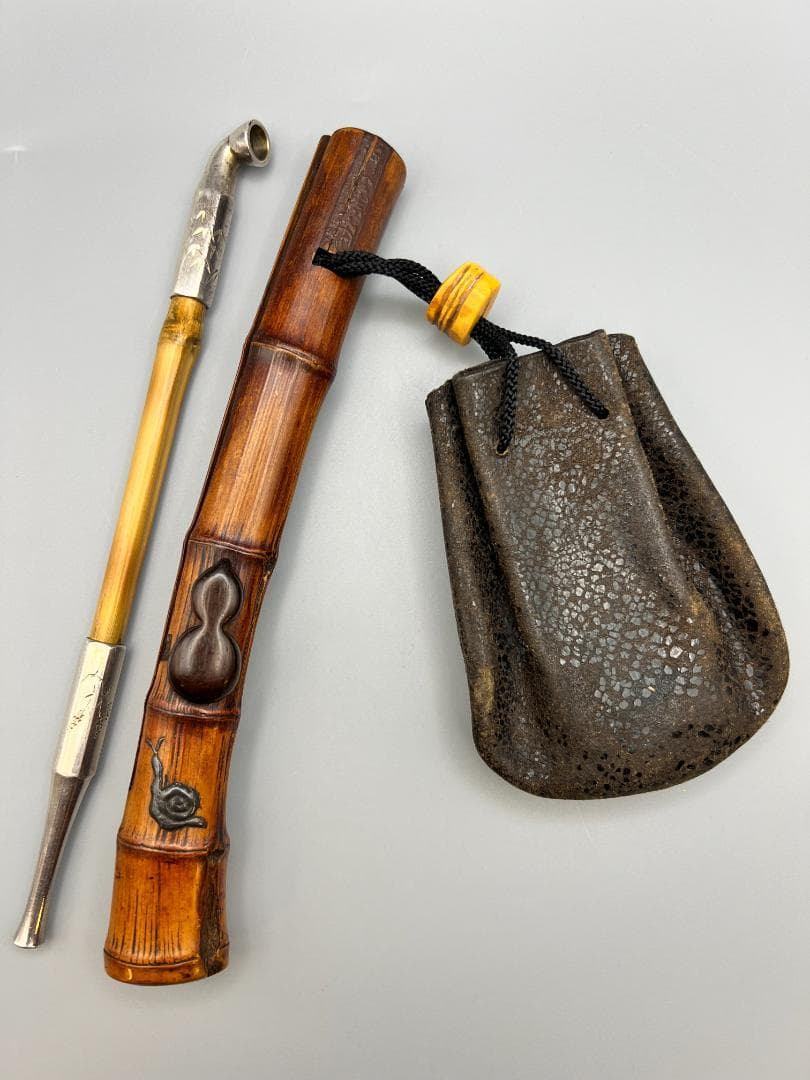 明治時代　竹製キセル入れ　在銘　紫檀製瓢箪高肉　蝸牛萌絵　骨製根〆　純銀製キセル