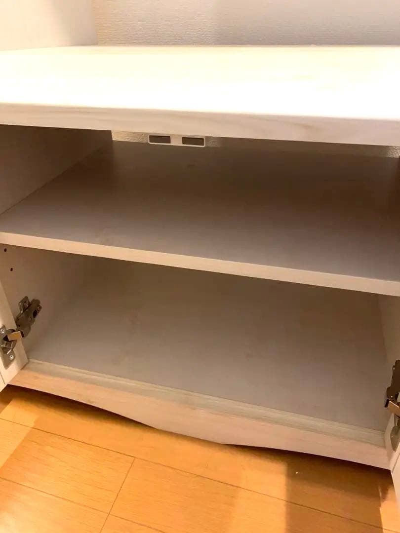 テレビ台、白地 木目調、テレビの大きさに合わせて飾り棚の高さを調節できます