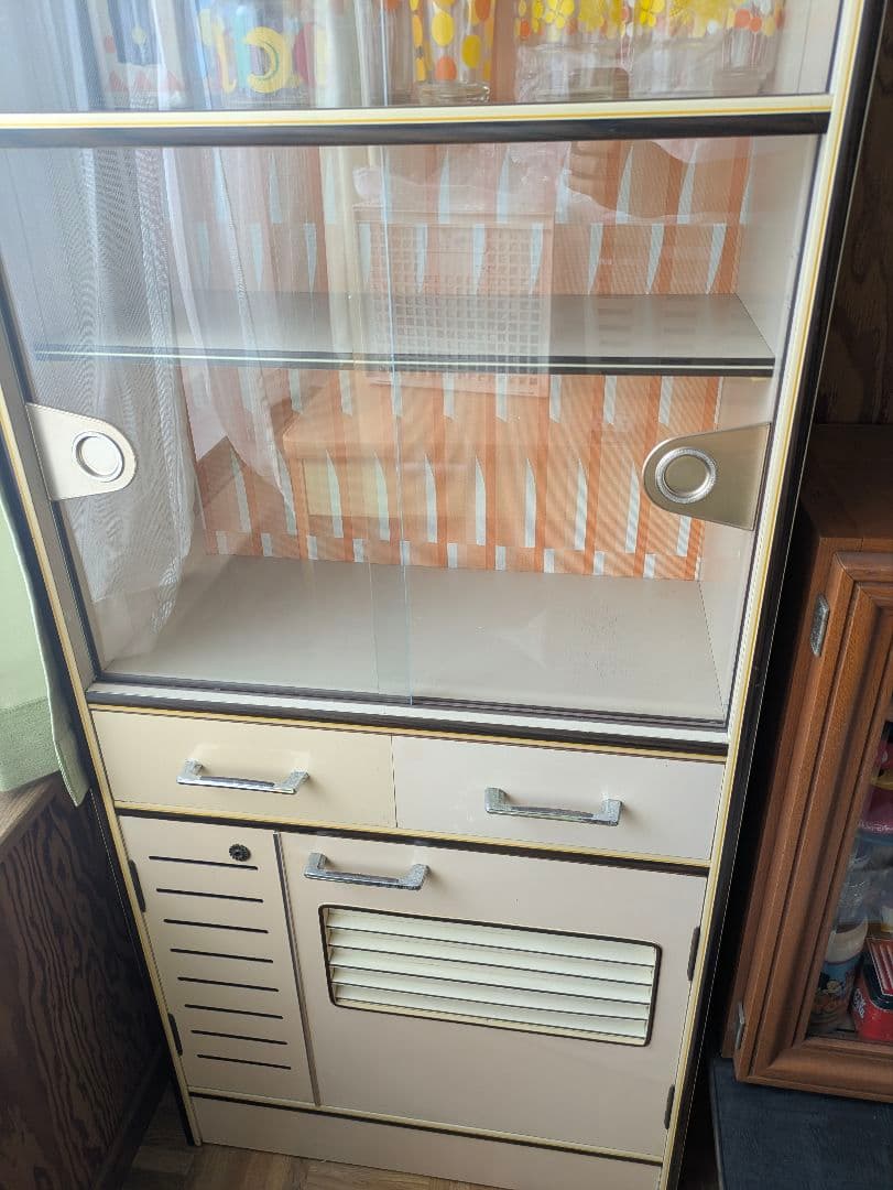 昭和レトロ　ポップ　食器棚　収納キャビネット ガラス棚付き　当時物
