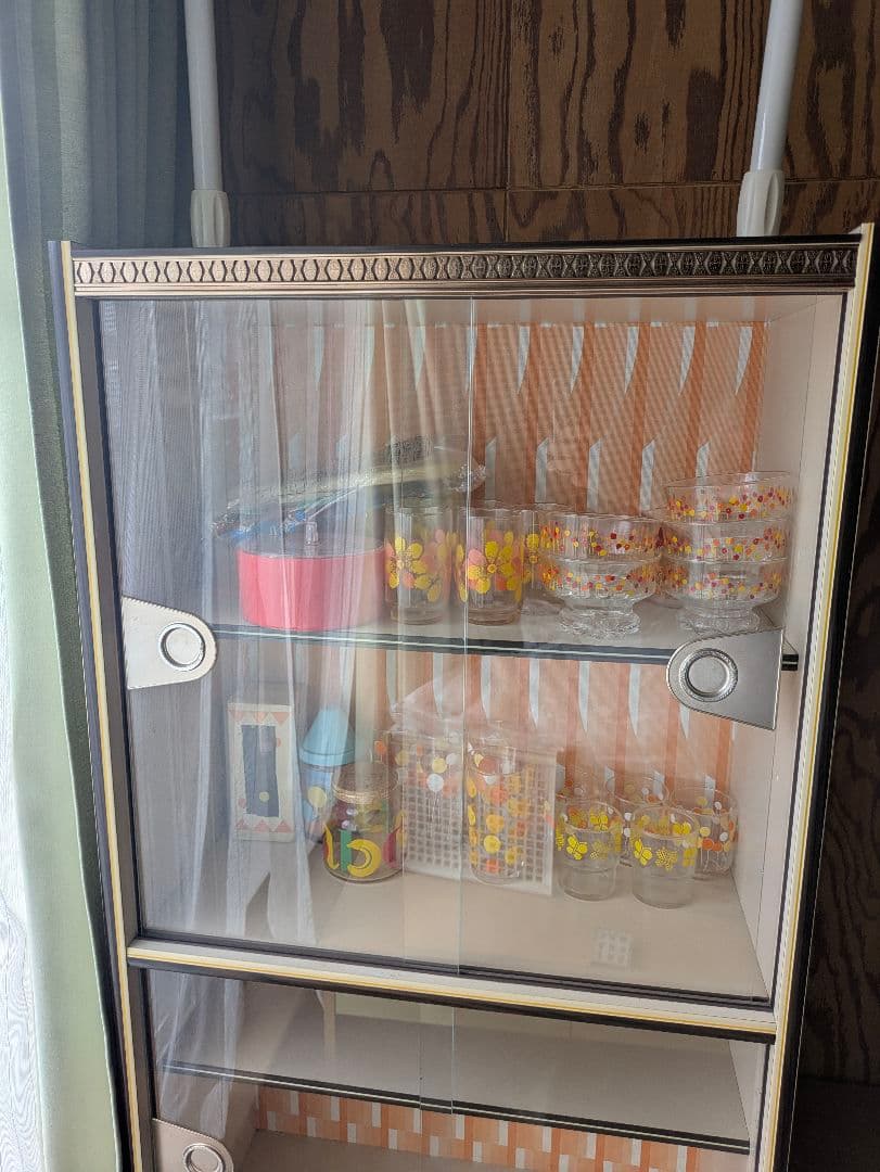 昭和レトロ　ポップ　食器棚　収納キャビネット ガラス棚付き　当時物