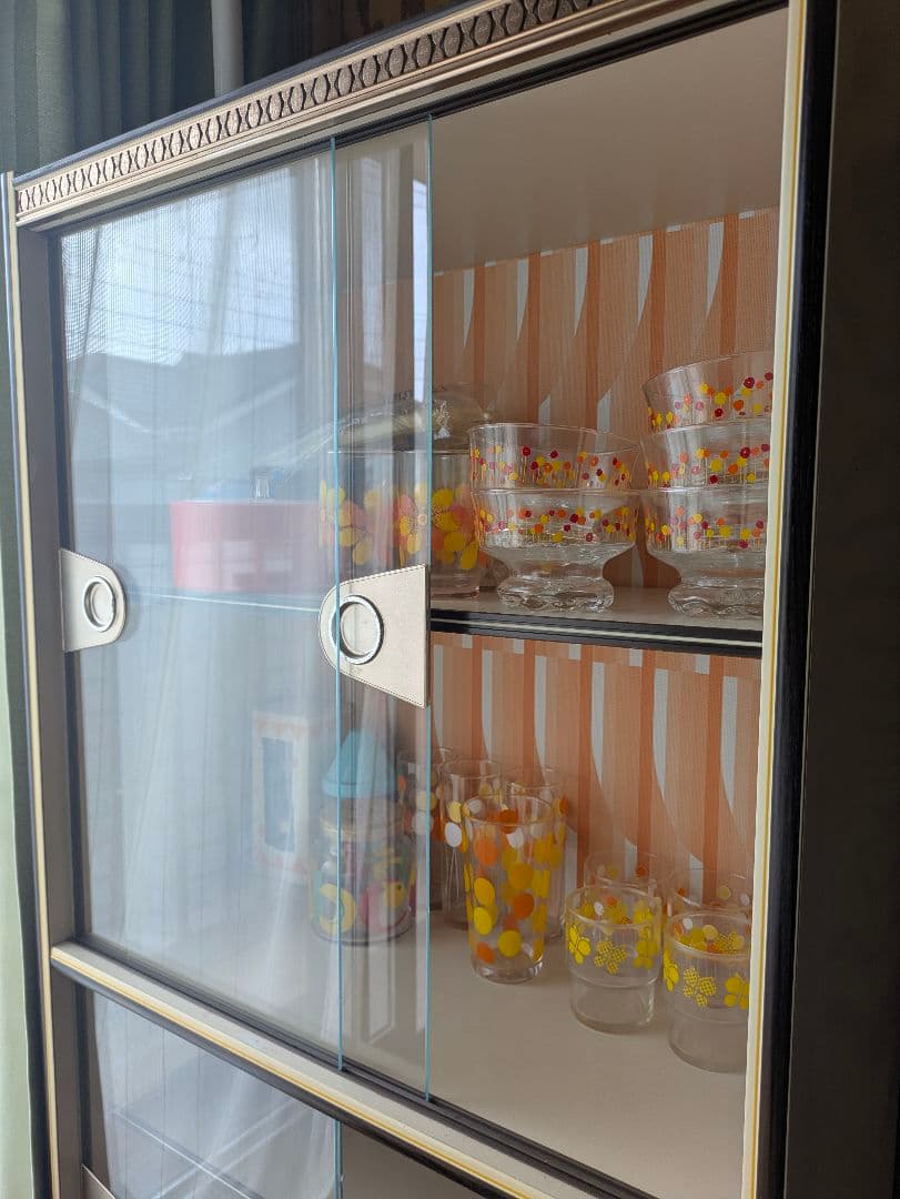 昭和レトロ　ポップ　食器棚　収納キャビネット ガラス棚付き　当時物