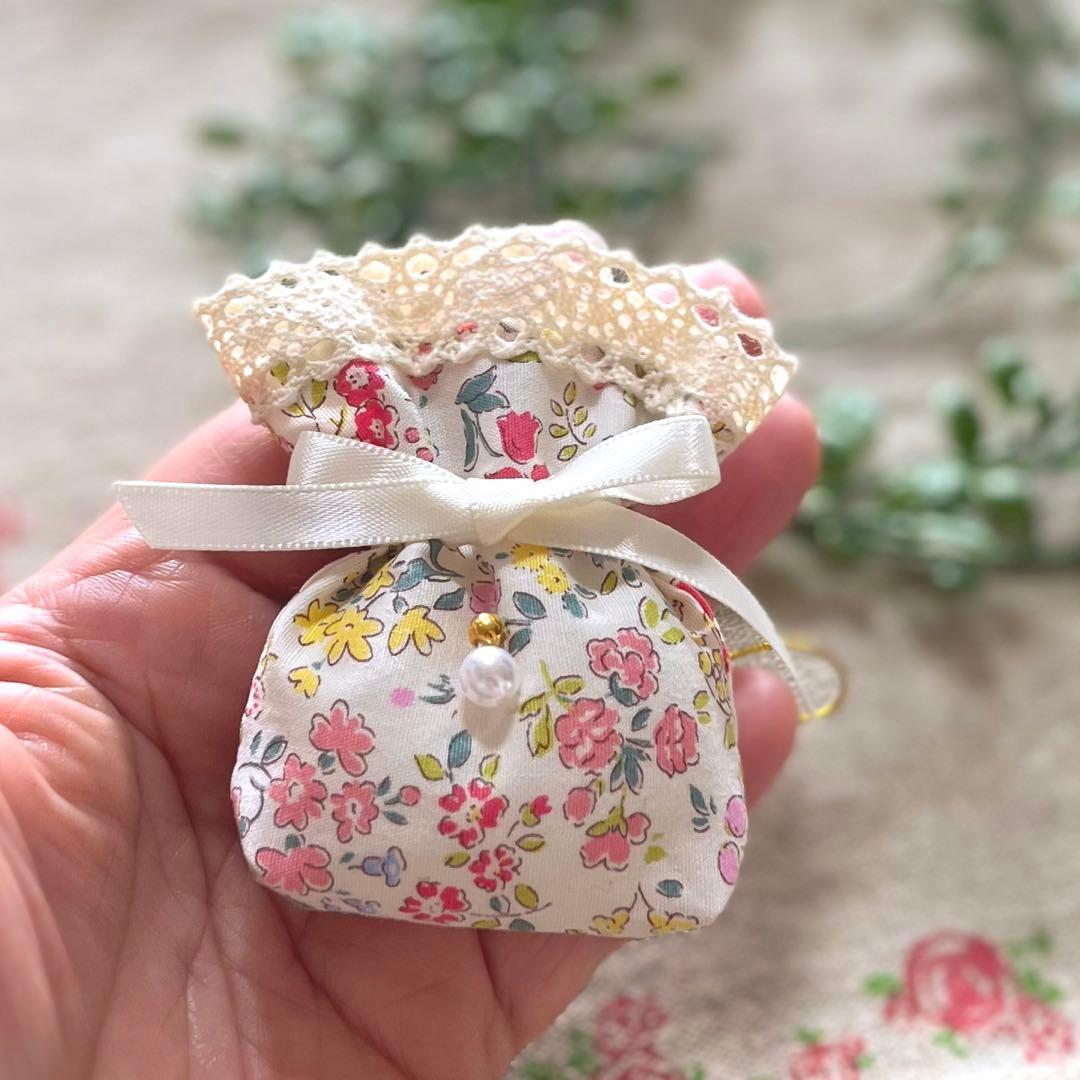 No.2304-23 ミニストラップサシェ 香り袋 春の小花柄＊パール①