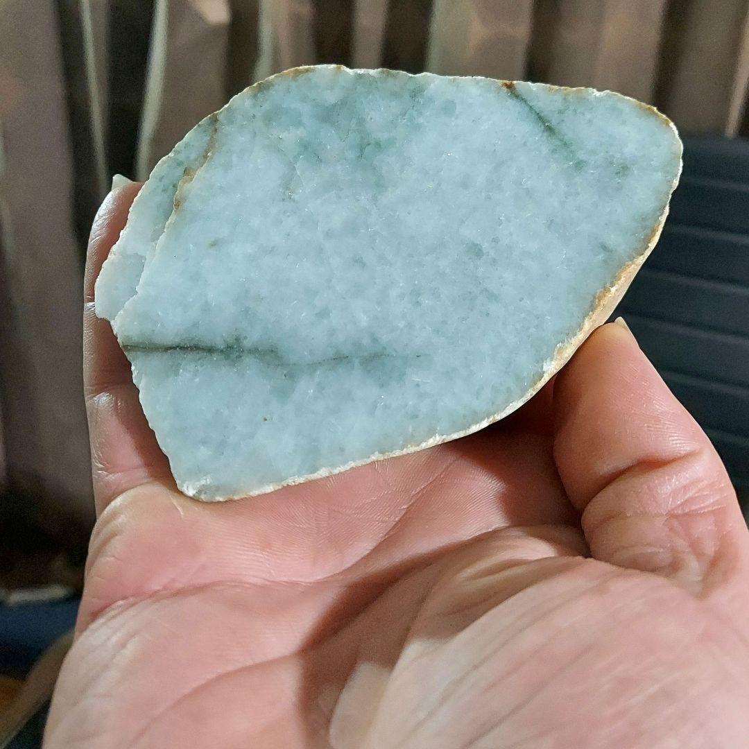 淡いグリーンが綺麗✨ 大きな JADEITE 本翡翠 原石 1面磨き 561 - メルカリ