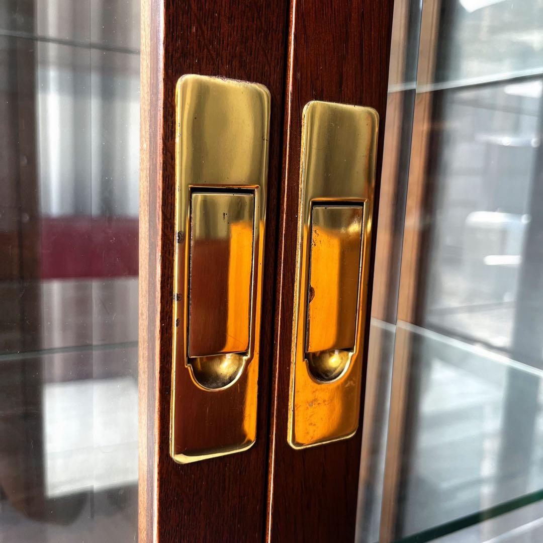 取付無料！カリモク ドマーニ モーガントン おしゃれアンティークガラス飾り棚✨